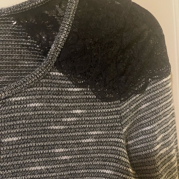 A.byer gray long sleeve top. Good condition. Size small Lace detail on shoulder - Picture 2 of 4
